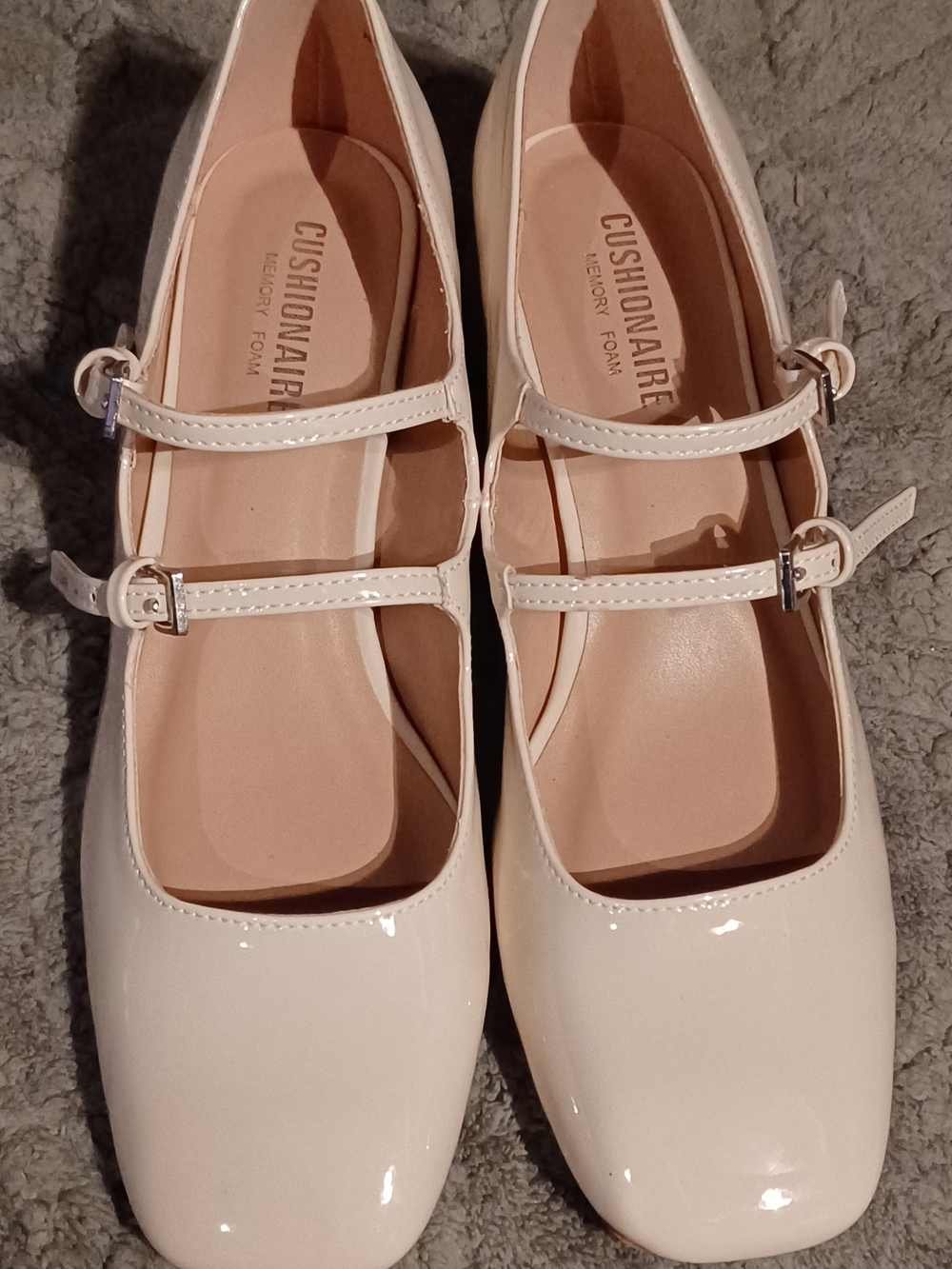 Cushionaire Women's Cream Patent Mary Jane Slight Heal, Sz 7.5